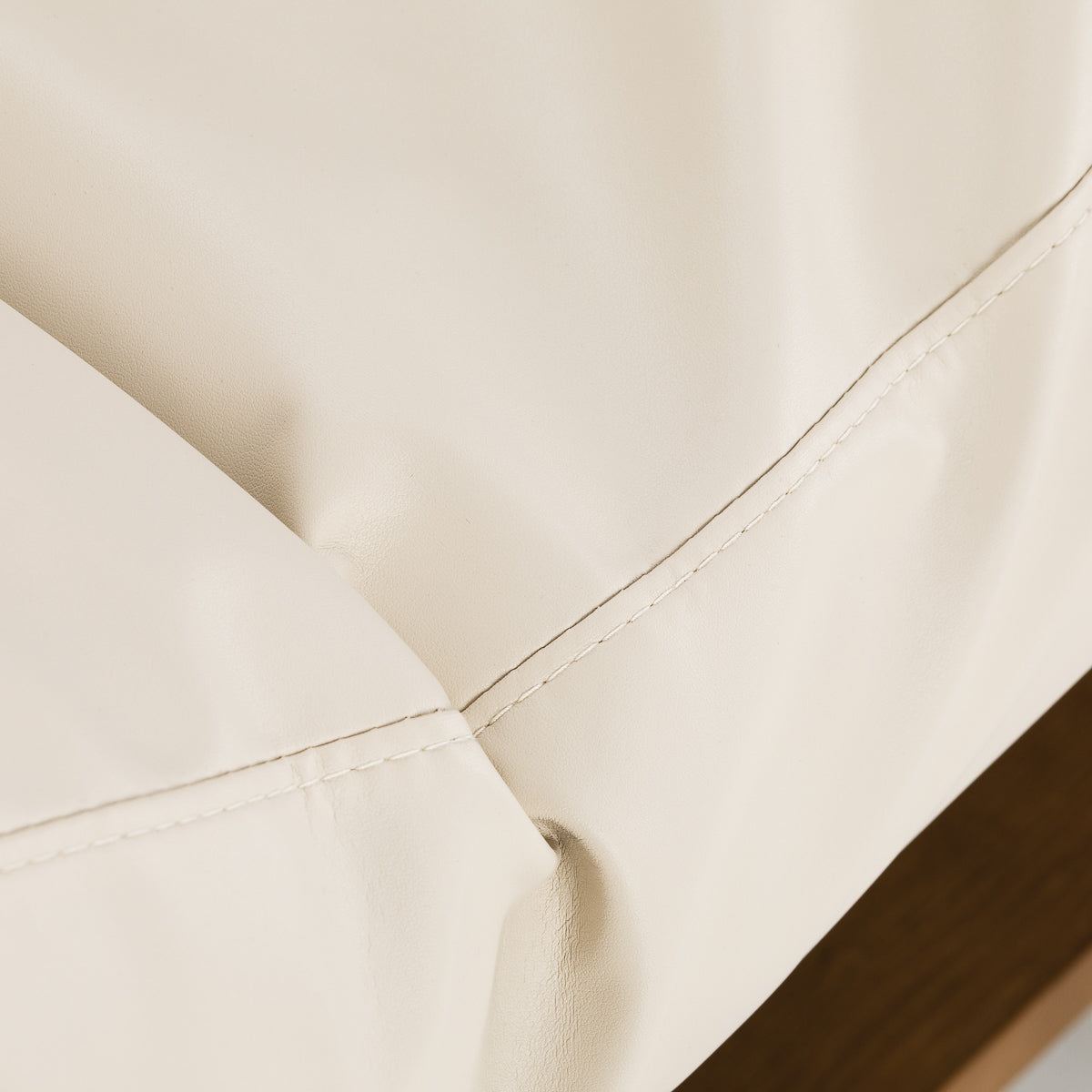 Comfortable SPA lounger Sillon Leisure beauty salon furniture with cushioned upholstery and adjustable backrest in a professional salon setting.