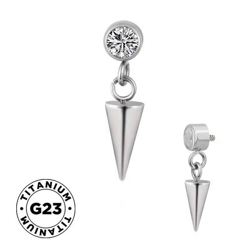 Anello in titanio con borchia e castone