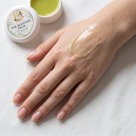 Skin Monarch Ink Booster Balm 30ml, balsamo lucido steso sul dorso di una mano
